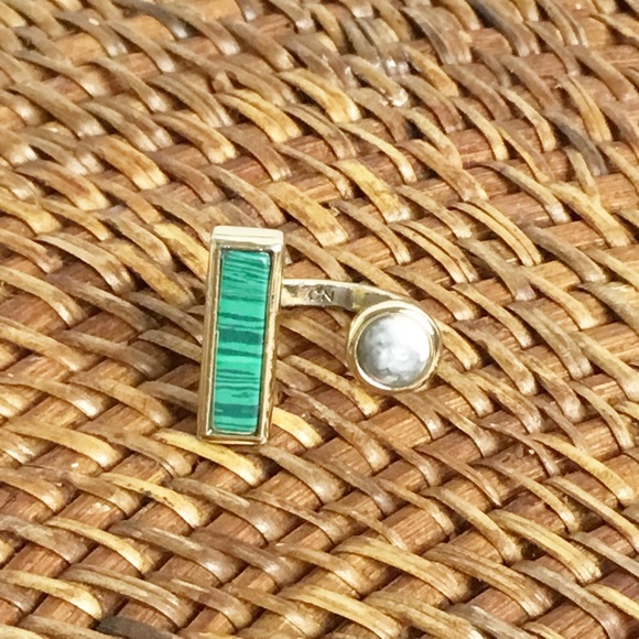 CN Malachite Rectangular Inlaid Green and White Ring Gold Toned Size 8 - Picture 2 of 5